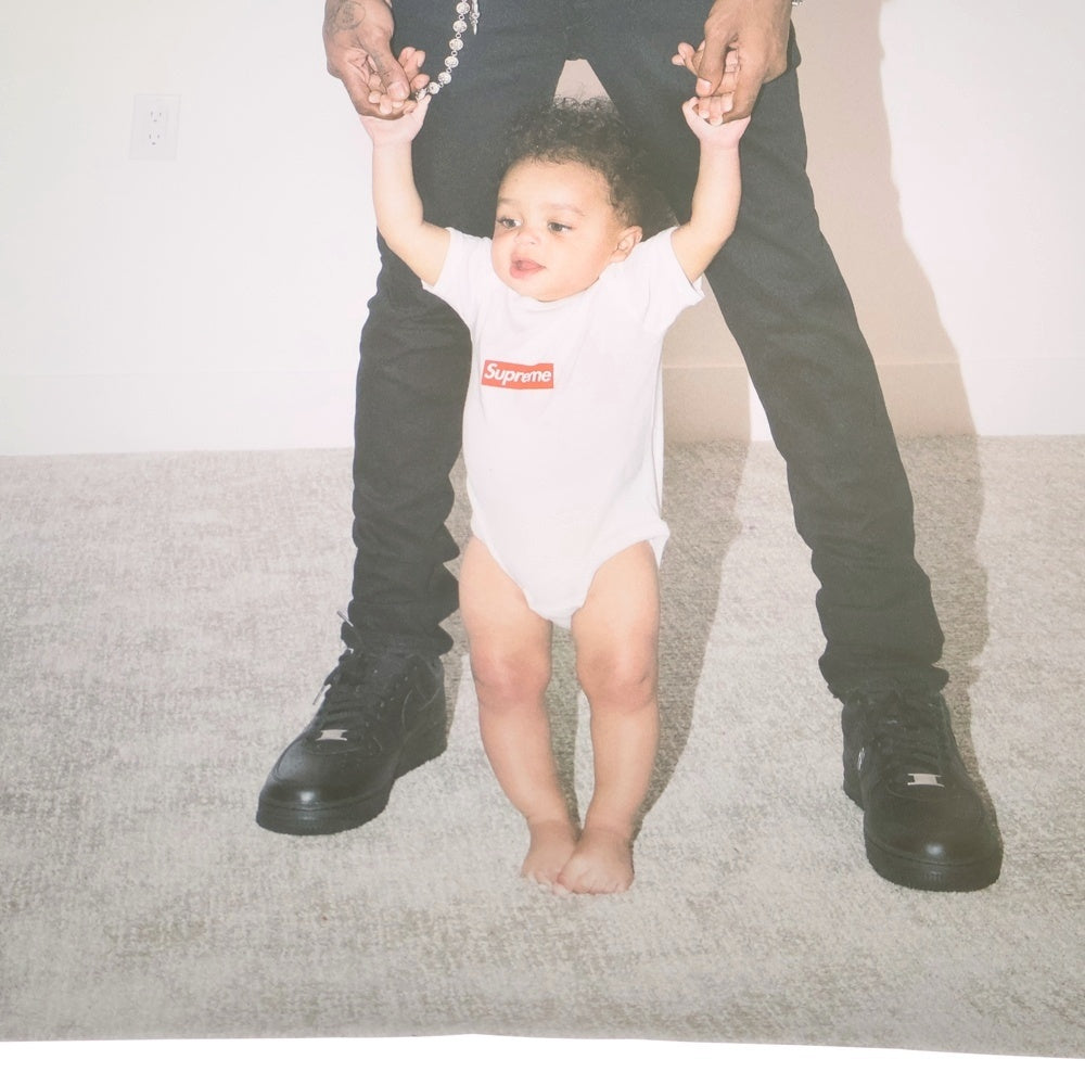 SUPREME(シュプリーム) 23AW × NBA Youngboy Poster Box Hoodie NBA ヤングボーイ フォト ポスター マルチ