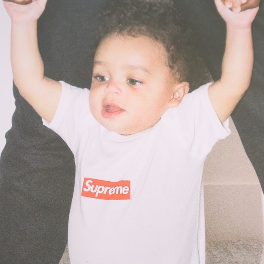 SUPREME(シュプリーム) 23AW × NBA Youngboy Poster Box Hoodie NBA ヤングボーイ フォト ポスター マルチ