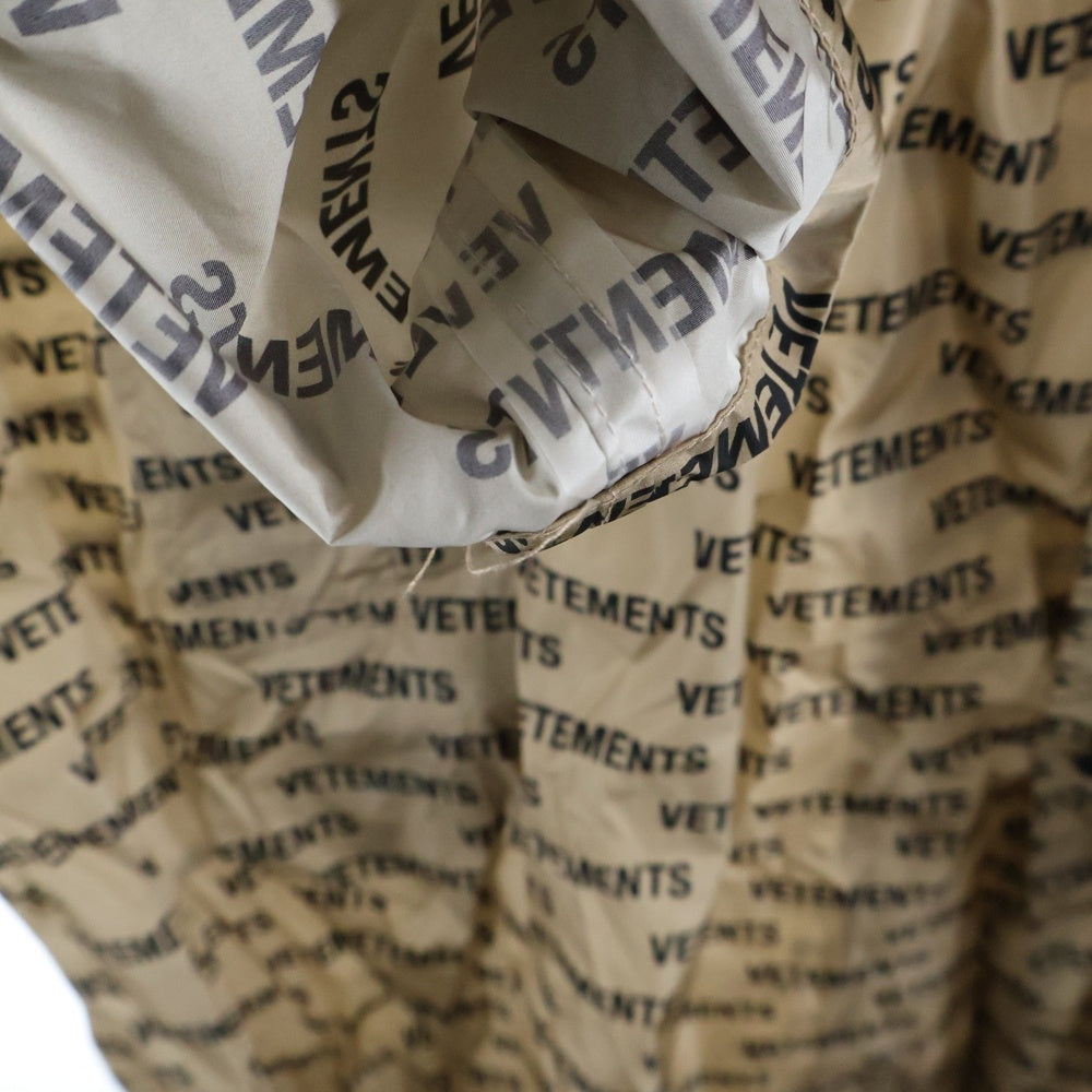 VETEMENTS(ヴェトモン) 18AW MONOGRAM RAINCOAT ロゴ総柄 ナイロン ロングコート レインコート ベージュ UAH19JA301