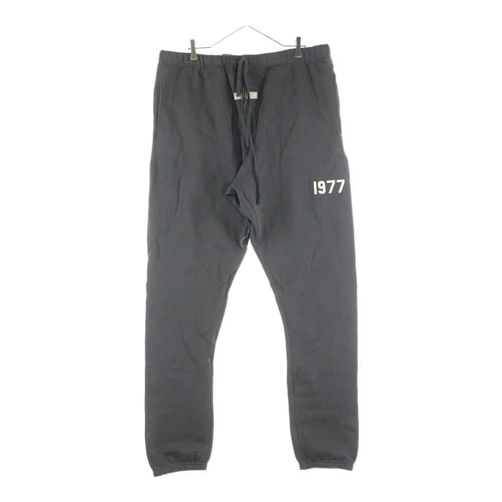FEAR OF GOD ESSENTIALS(フィアオブゴッド エッセンシャルズ) 1977 ロゴ スウェットパンツ チャコールグレー