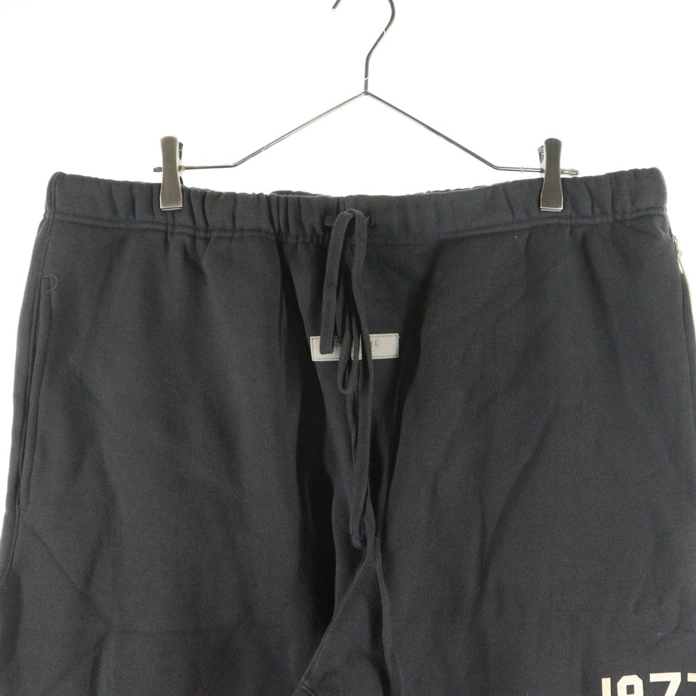 FEAR OF GOD ESSENTIALS(フィアオブゴッド エッセンシャルズ) 1977 ロゴ スウェットパンツ チャコールグレー