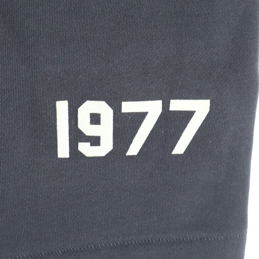 FEAR OF GOD ESSENTIALS(フィアオブゴッド エッセンシャルズ) SHORT PANTS 1977 フェルトロゴ スウェットハーフパンツ ショーツ チャコールグレー