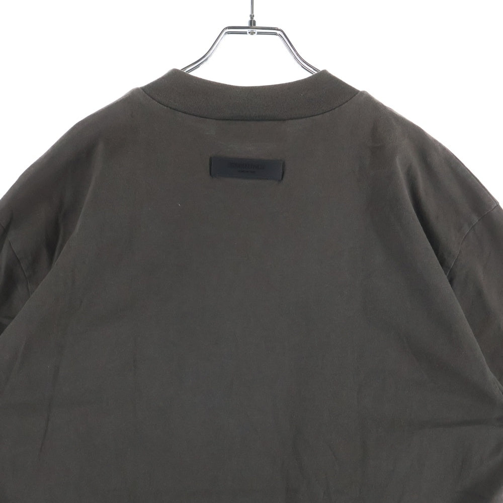 FEAR OF GOD ESSENTIALS(フィアオブゴッド エッセンシャルズ) フロントラバーロゴプリント 半袖Tシャツ カットソー チャコール