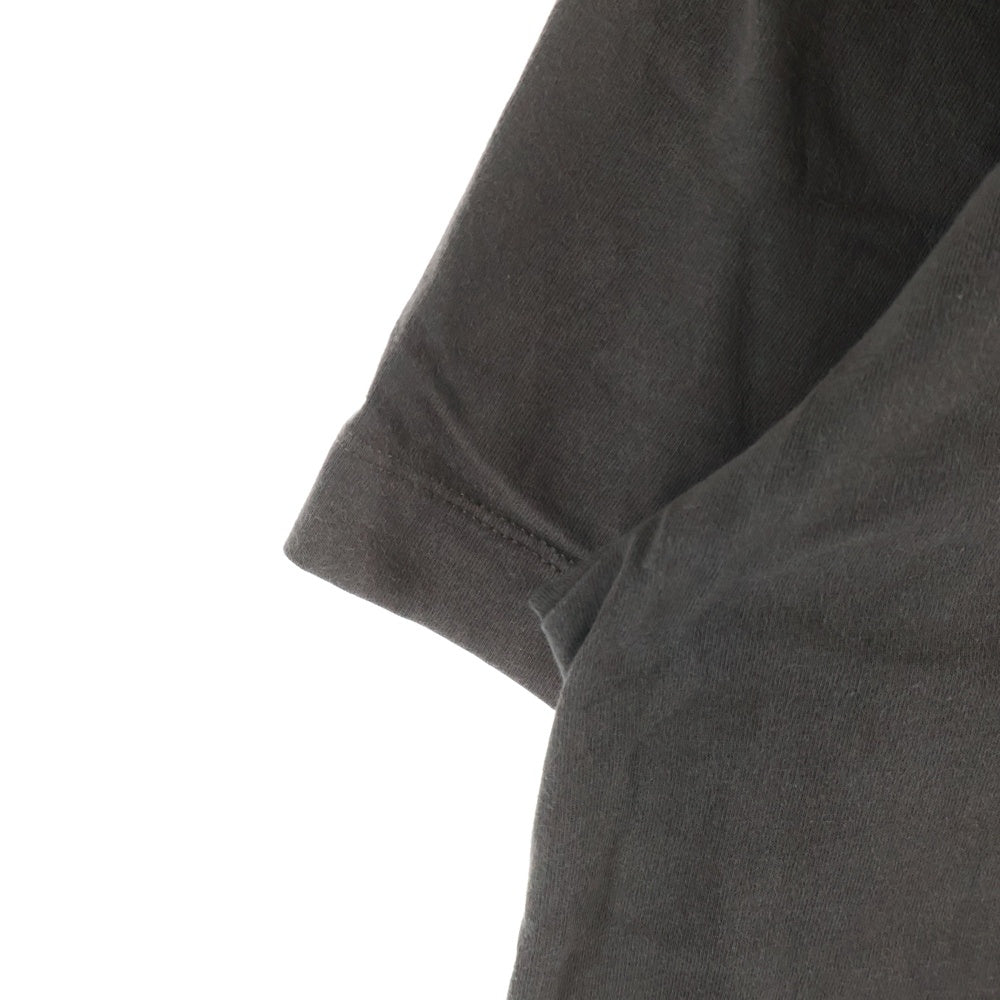 FEAR OF GOD ESSENTIALS(フィアオブゴッド エッセンシャルズ) フロントラバーロゴプリント 半袖Tシャツ カットソー チャコール