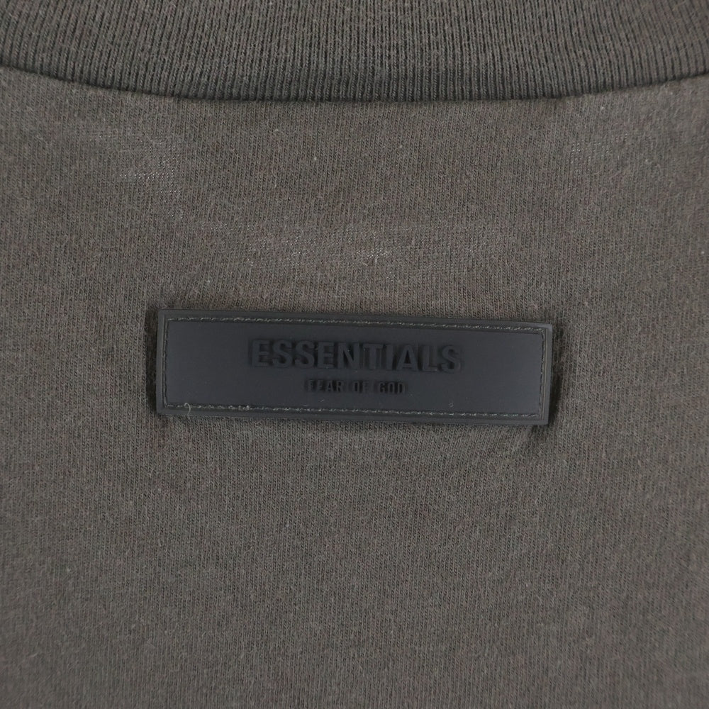 FEAR OF GOD ESSENTIALS(フィアオブゴッド エッセンシャルズ) フロントラバーロゴプリント 半袖Tシャツ カットソー チャコール