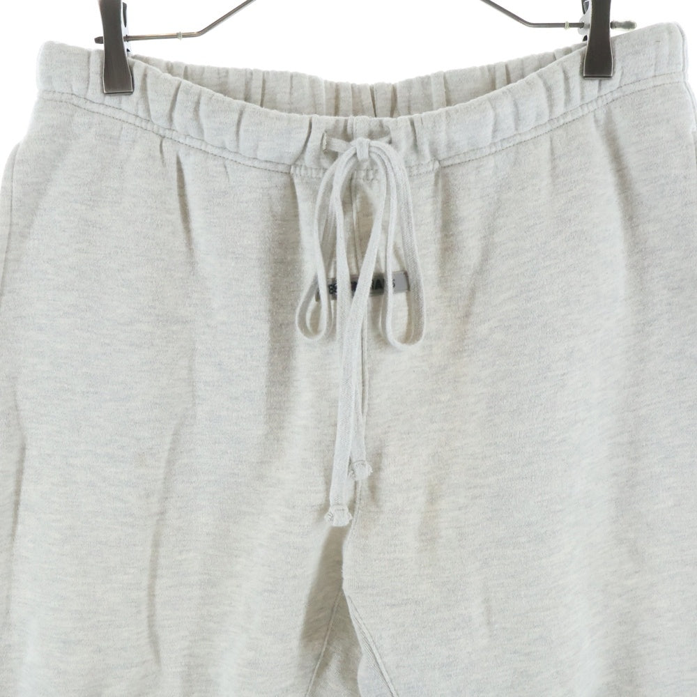 FEAR OF GOD ESSENTIALS(フィアオブゴッド エッセンシャルズ) ラバーロゴ ドローコード フリース スウェットパンツ グレー