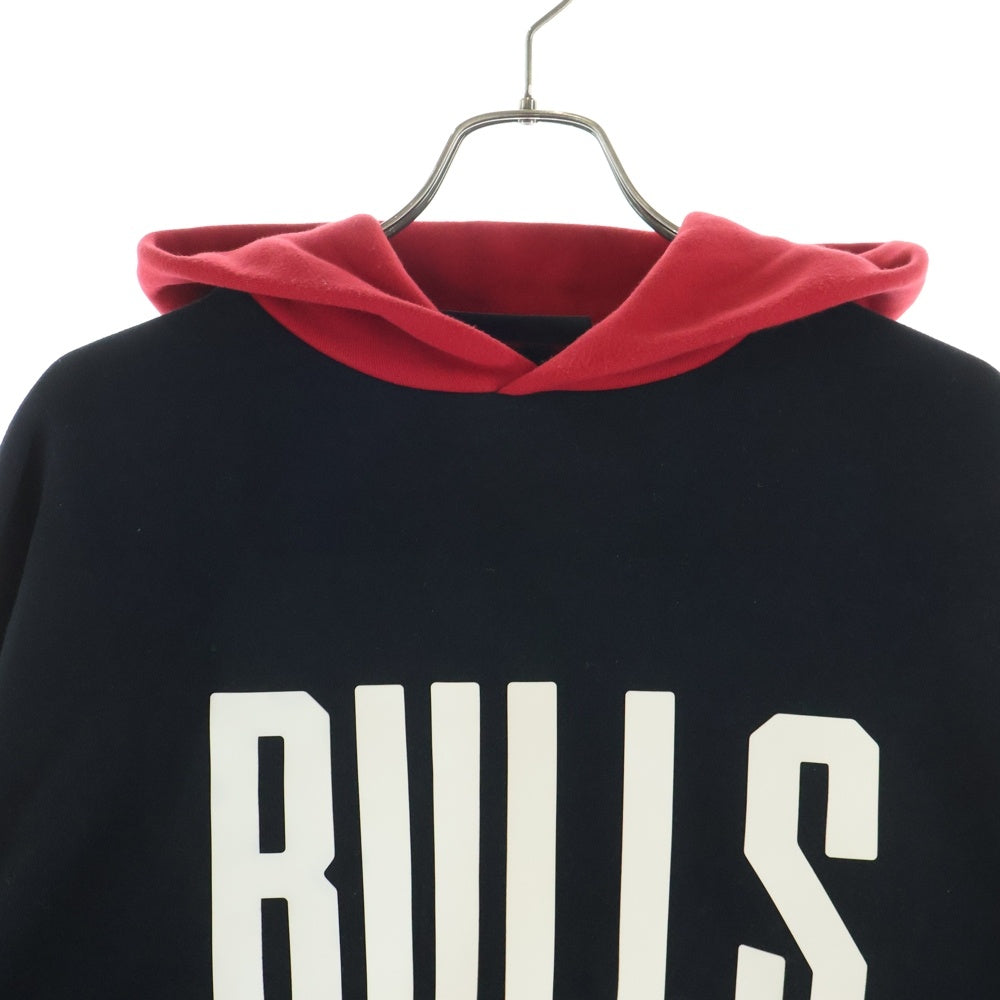 FEAR OF GOD ESSENTIALS(フィアオブゴッド エッセンシャルズ) 24AW x NBA Chicago Bulls Hoodie エッセンシャルズ シカゴ ブルズ プリント プルオーバーパーカー 192AL246504F
