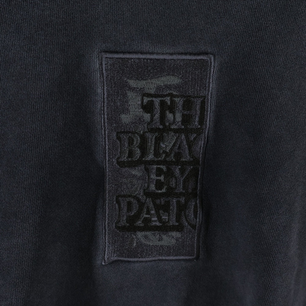 THE BLACK EYE PATCH(ブラックアイパッチ) 取扱注意 センターパッチ バックプリント クルーネック スウェット トレーナー グレー