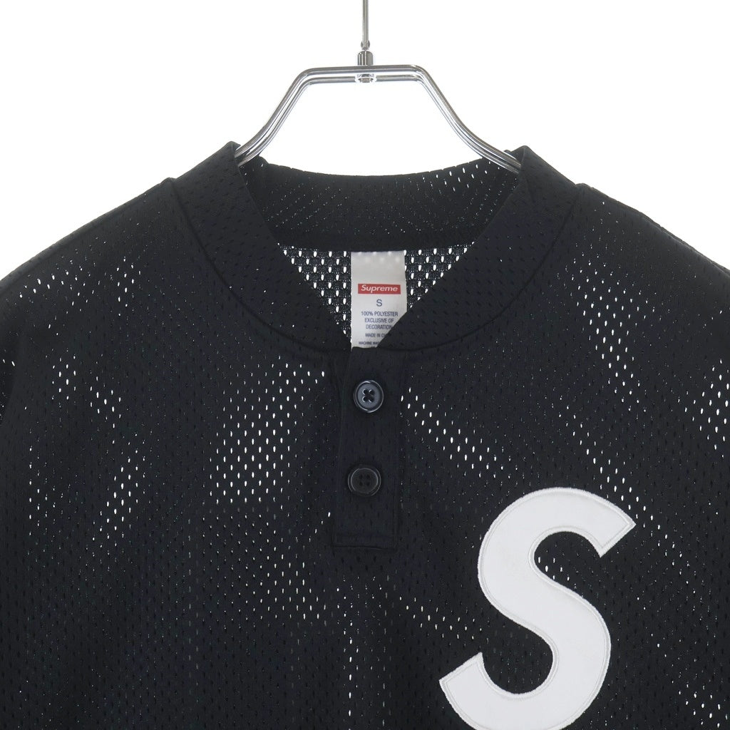 SUPREME(シュプリーム) 24AW Logo Baseball Henley Sロゴ刺繍 ベースボールメッシュ 半袖シャツ ブラック