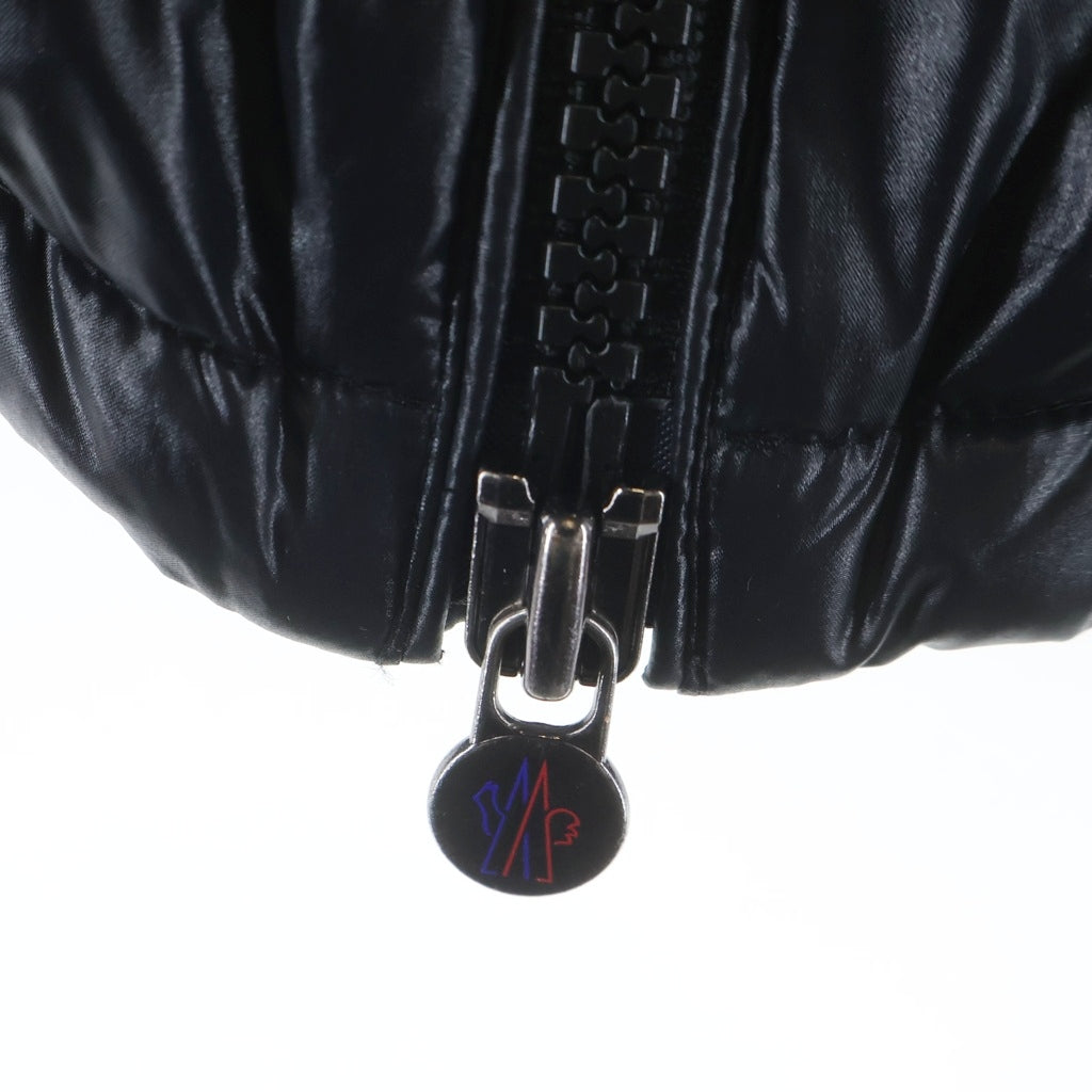 MONCLER(モンクレール) 24AW MAYA マヤ ワッペンロゴ フーデッド ジップアップ ダウンジャケット ブラック