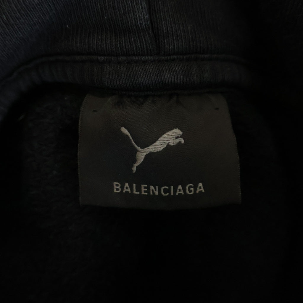 BALENCIAGA(バレンシアガ) 25AW × PUMA STENCIL TYPE HOODIE プーマ フロントロゴ プルオーバースウェットパーカー フーディ ブラック 767877 TTVA4