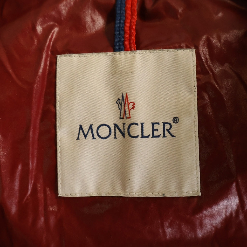 MONCLER(モンクレール) 24AW MALJASSET 袖ロゴワッペン フーデッド ジップアップダウンジャケット レッド J20911A00006