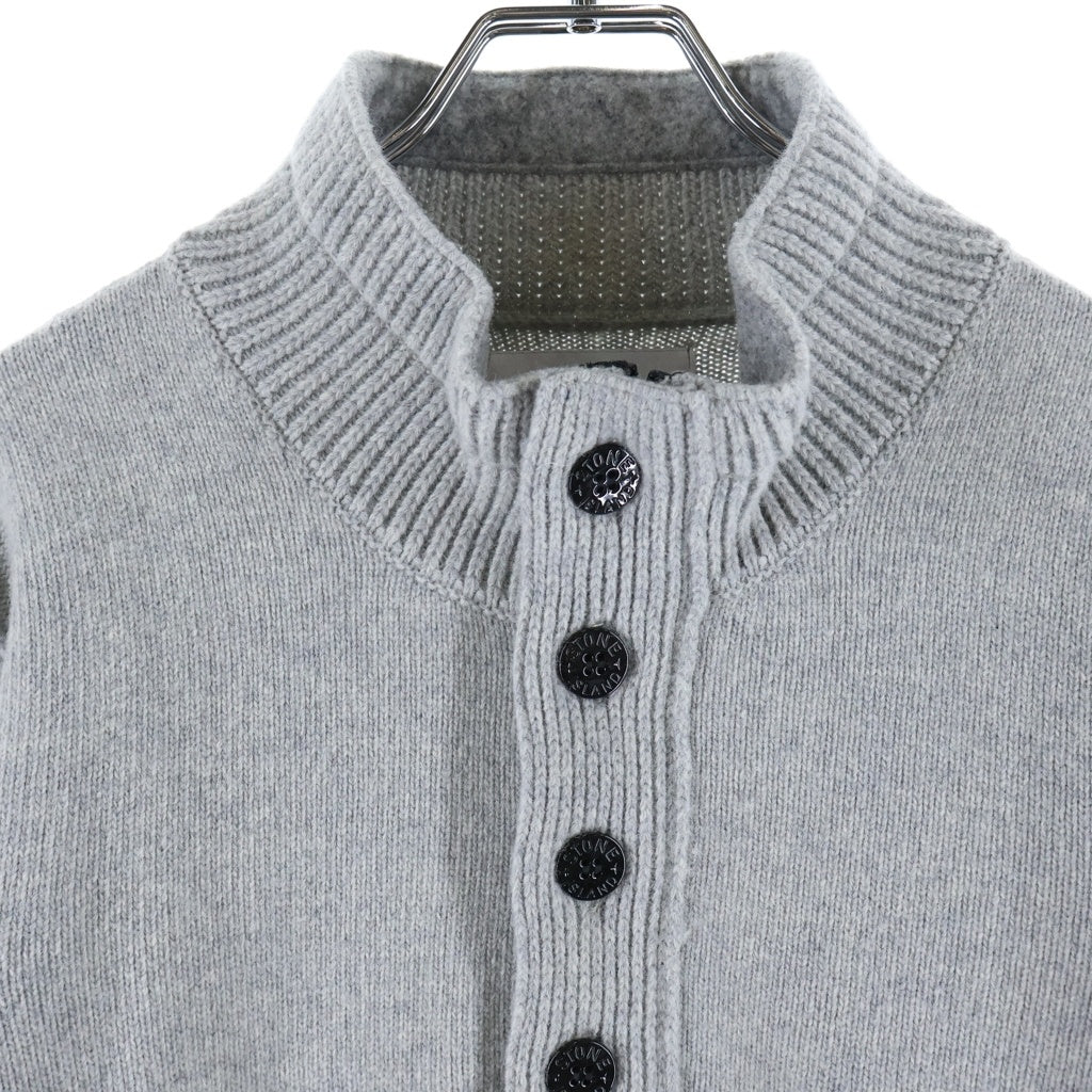 STONE ISLAND(ストーンアイランド) サイドパッチ付き ハーフジップ ニットセーター グレー 7715540A3