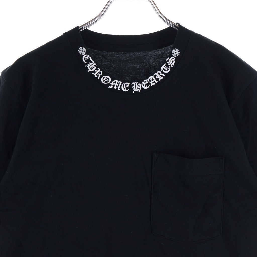 CHROME HEARTS(クロムハーツ) NECK LOGO S/S T-SHIRT ネックロゴプリント 胸ポケット 半袖Tシャツ カットソー ブラック