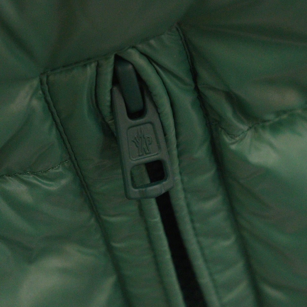 MONCLER(モンクレール) 24SS PARKE GILET パテッド ジップアップダウンベスト ジレ グリーン J10911A00079