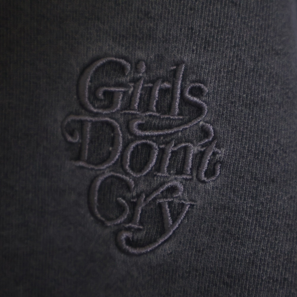 Girls Don't Cry(ガールズドントクライ) TONAL CREWNECK SWEATSHIRT 胸ロゴ刺繍 クルーネック スウェットトレーナー チャコールグレー