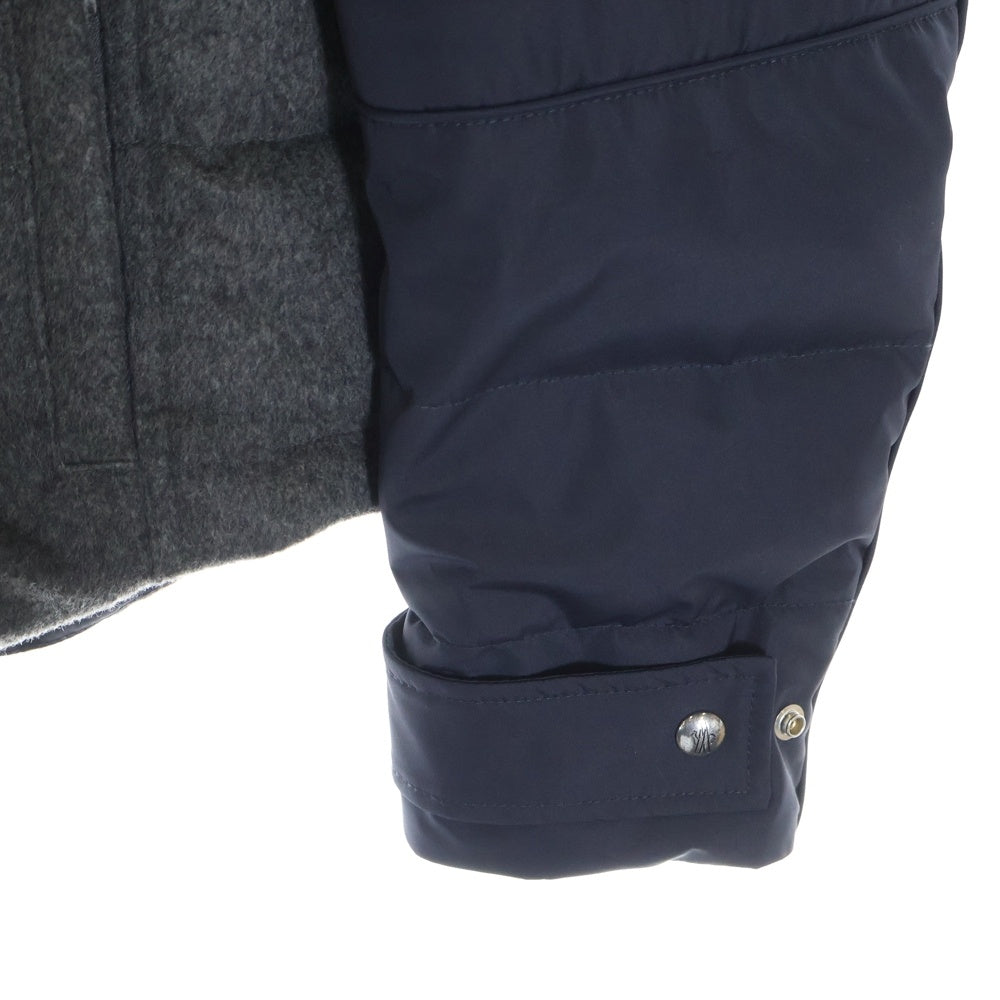 MONCLER GAMME BLEU(モンクレール・ガム・ブルー) GIUBBINO アームワッペンロゴ ナイロン切替 ジップアップ ダウンジャケット グレー/ネイビー 223914032480