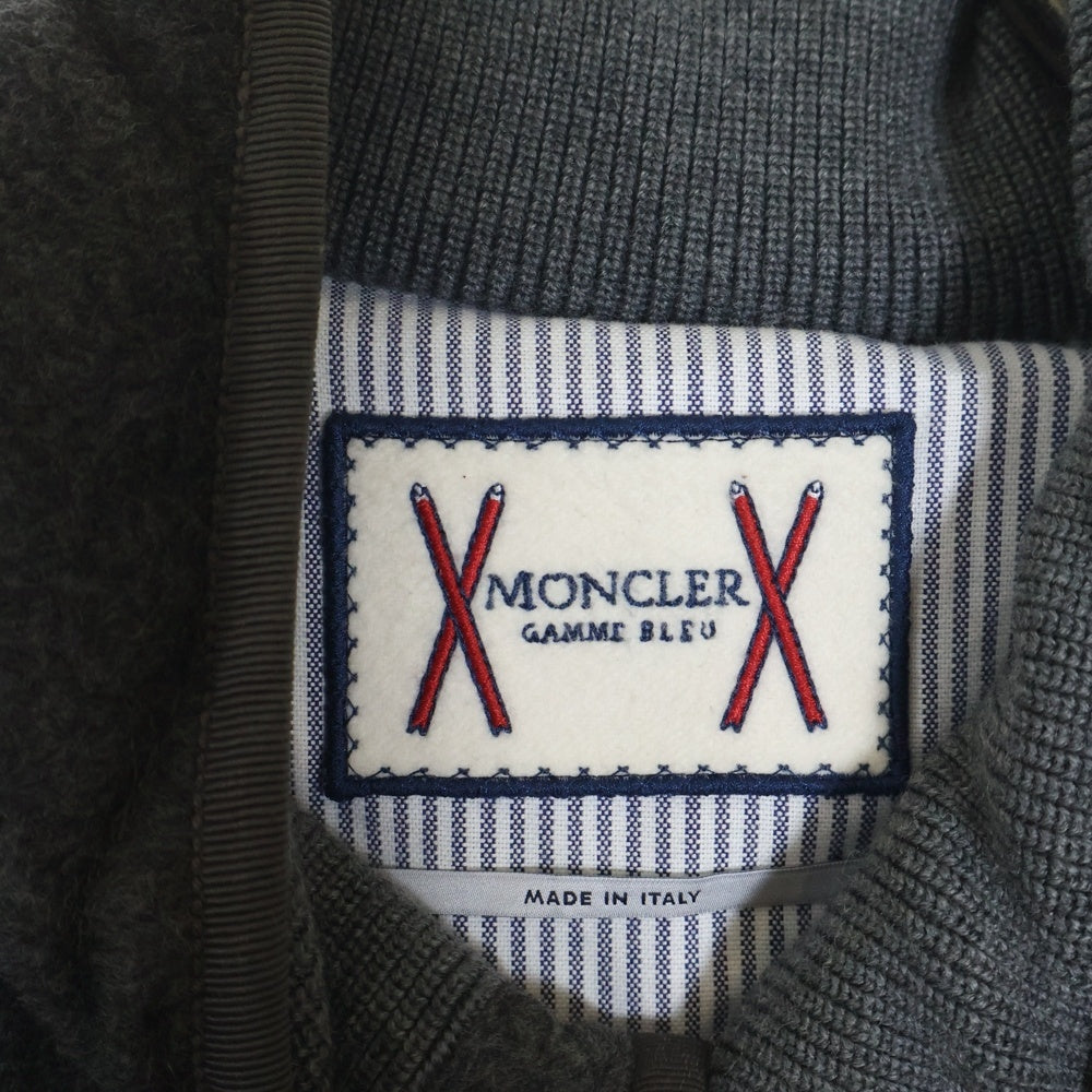 MONCLER GAMME BLEU(モンクレール・ガム・ブルー) GIUBBINO アームワッペンロゴ ナイロン切替 ジップアップ ダウンジャケット グレー/ネイビー 223914032480
