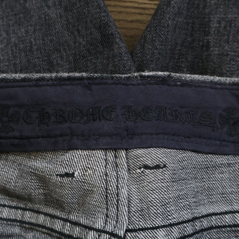 CHROME HEARTS(クロムハーツ) JEAN STRTLG FBRC クロスパッチ付きウォッシュドデニムパンツ ブラック/レッド