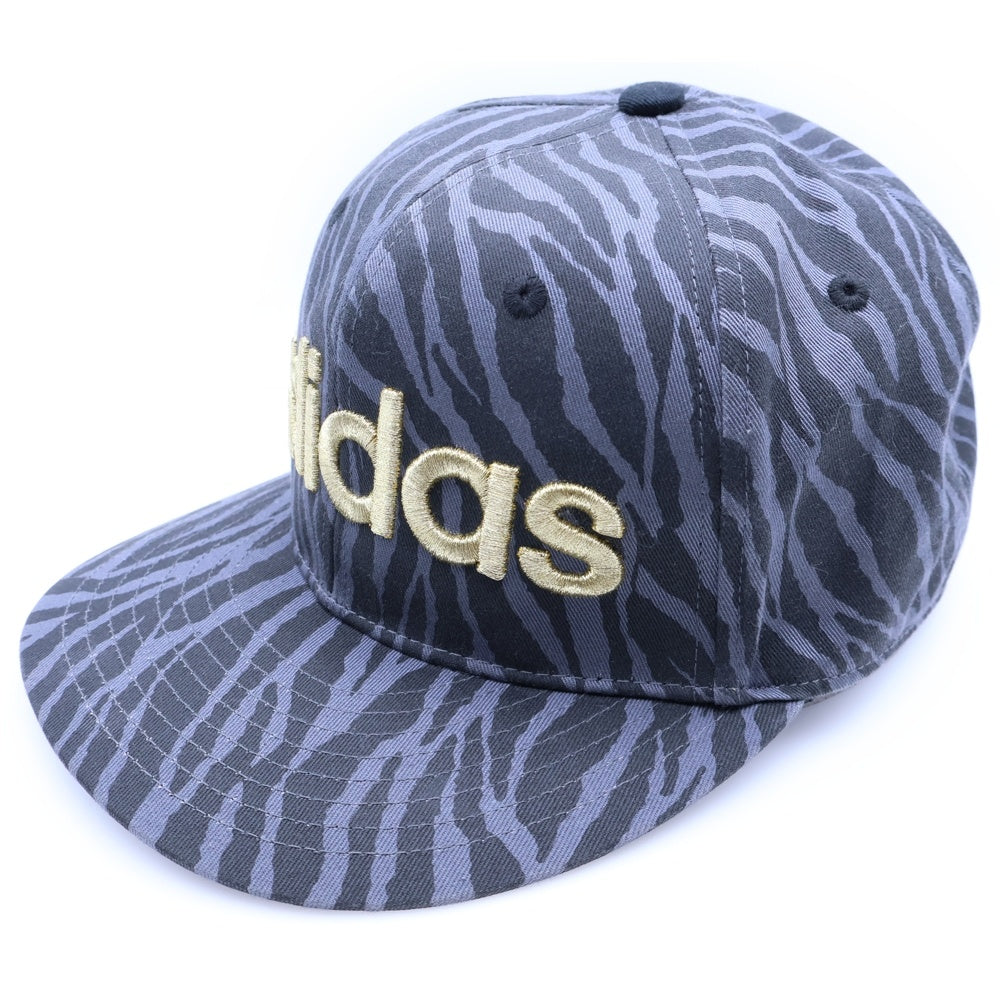 adidas(アディダス) ロゴ刺繍 総柄 ベースボールキャップ 帽子 ブラック/ゴールド
