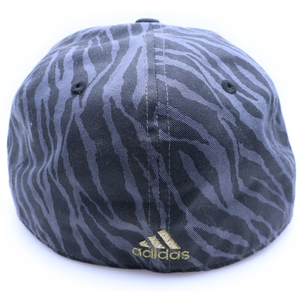 adidas(アディダス) ロゴ刺繍 総柄 ベースボールキャップ 帽子 ブラック/ゴールド