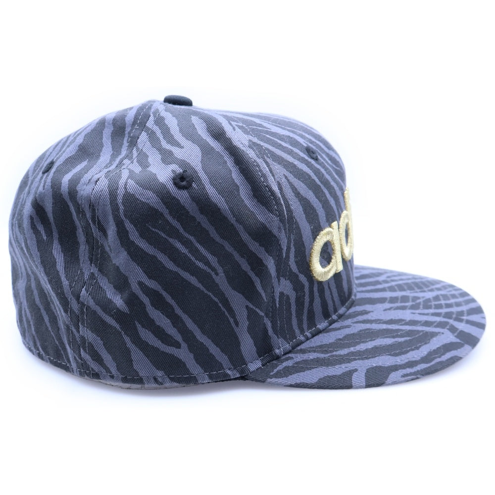 adidas(アディダス) ロゴ刺繍 総柄 ベースボールキャップ 帽子 ブラック/ゴールド