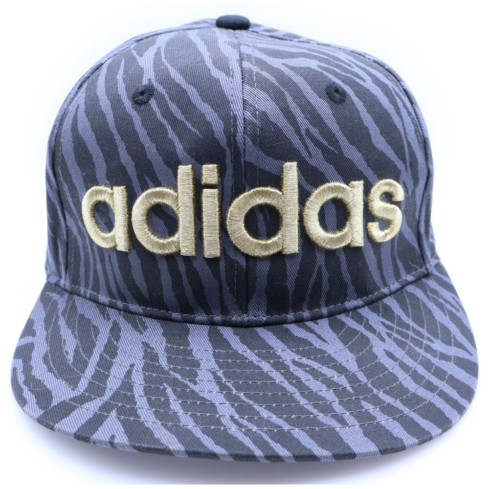 adidas(アディダス) ロゴ刺繍 総柄 ベースボールキャップ 帽子 ブラック/ゴールド