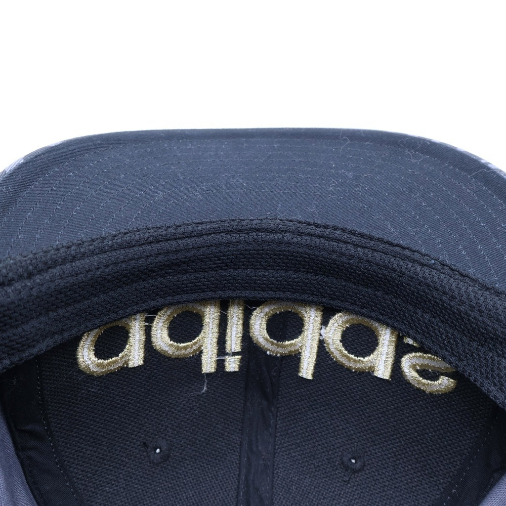 adidas(アディダス) ロゴ刺繍 総柄 ベースボールキャップ 帽子 ブラック/ゴールド