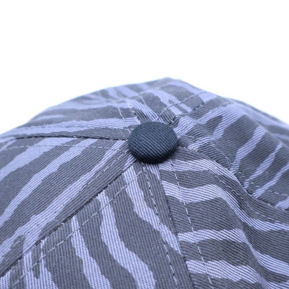 adidas(アディダス) ロゴ刺繍 総柄 ベースボールキャップ 帽子 ブラック/ゴールド