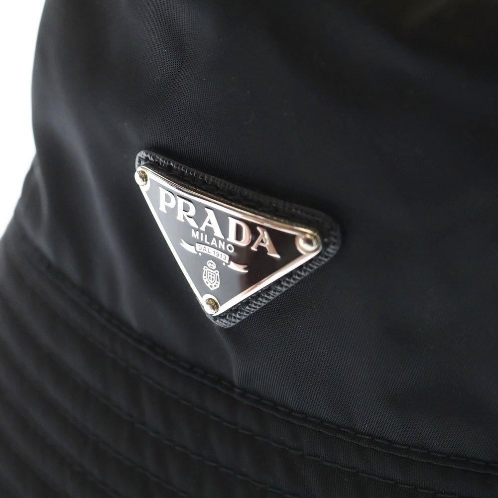 PRADA(プラダ) TRE-NYLON 三角ロゴプレート ナイロン バケットハット 帽子 ブラック 2HC137 2DMI