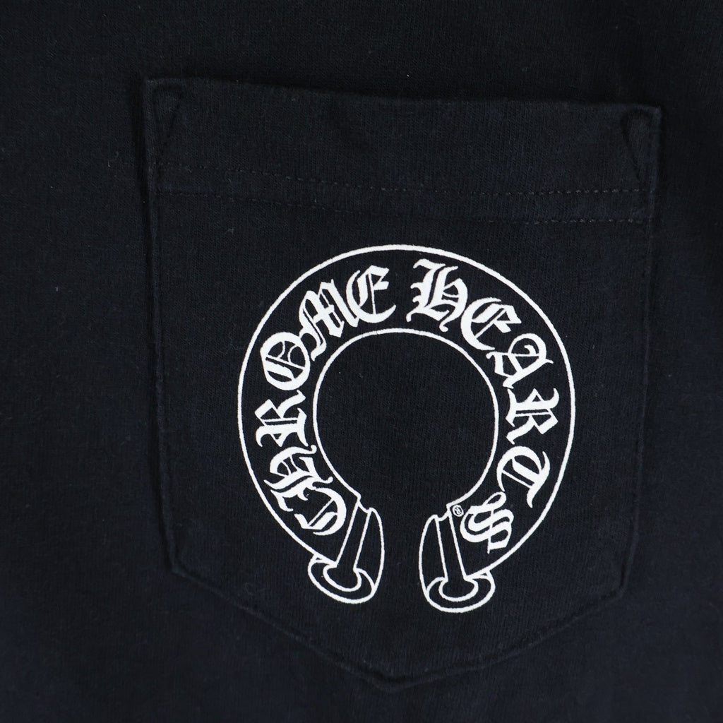 CHROME HEARTS(クロムハーツ) OLD SCROLL LABEL T-SHIRT オールド スクロールラベルプリント クルーネックポケット半袖Tシャツ ブラック