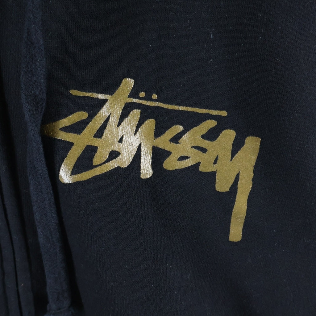STUSSY(ステューシー) ワールドツアー バックロゴプリント ジップアップフーディー スウェットパーカー ブラック/ゴールド