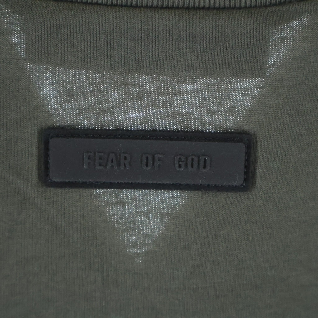 FEAR OF GOD ESSENTIALS(フィアオブゴッド エッセンシャルズ) Vネック バックロゴ 半袖Tシャツ カットソー カーキ