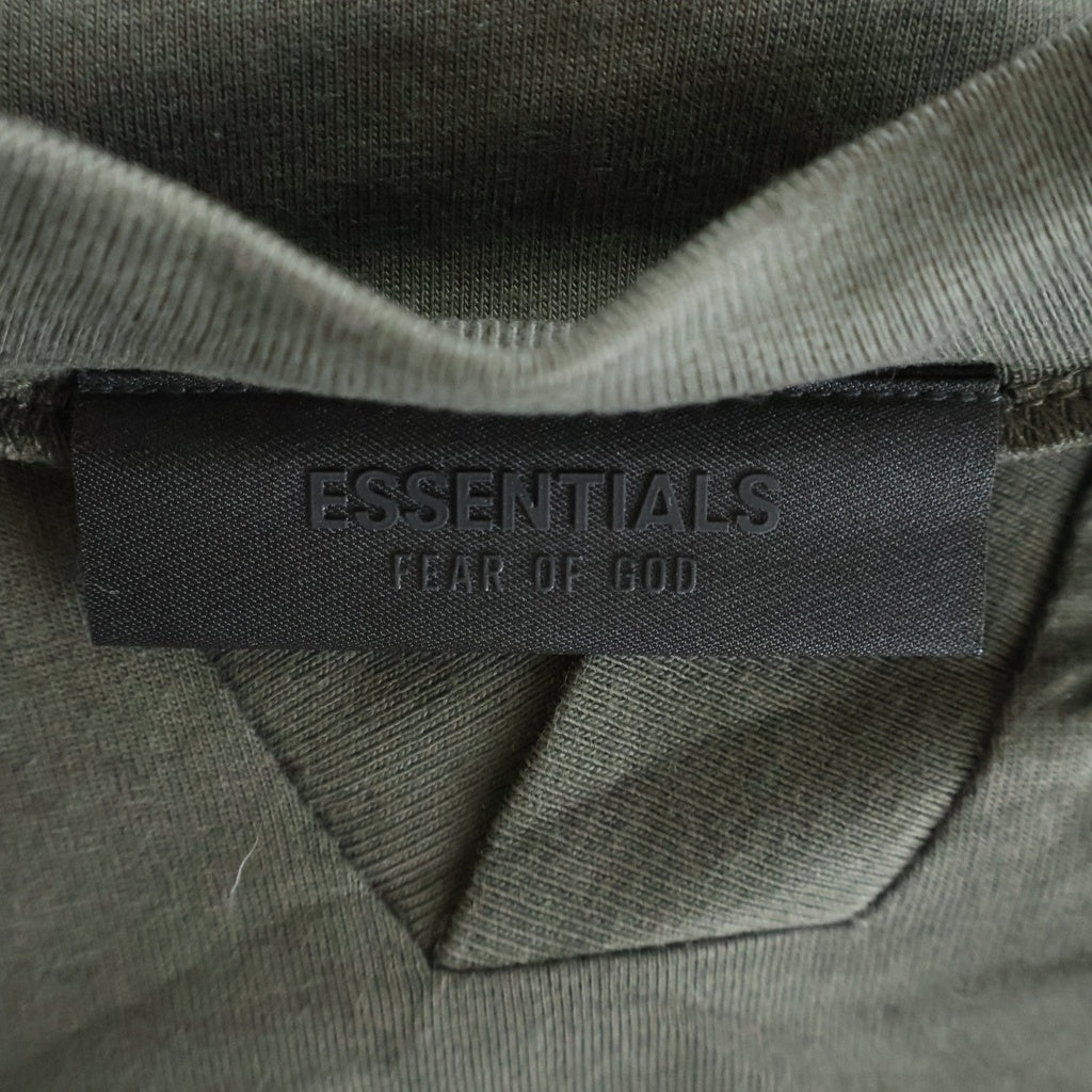 FEAR OF GOD ESSENTIALS(フィアオブゴッド エッセンシャルズ) Vネック バックロゴ 半袖Tシャツ カットソー カーキ