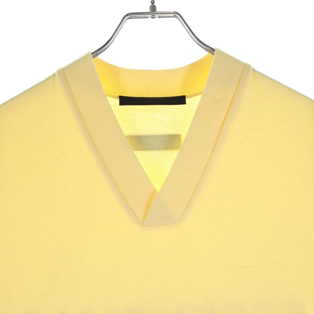 FEAR OF GOD ESSENTIALS(フィアオブゴッド エッセンシャルズ) Vネック バックロゴ 半袖Tシャツ カットソー イエロー