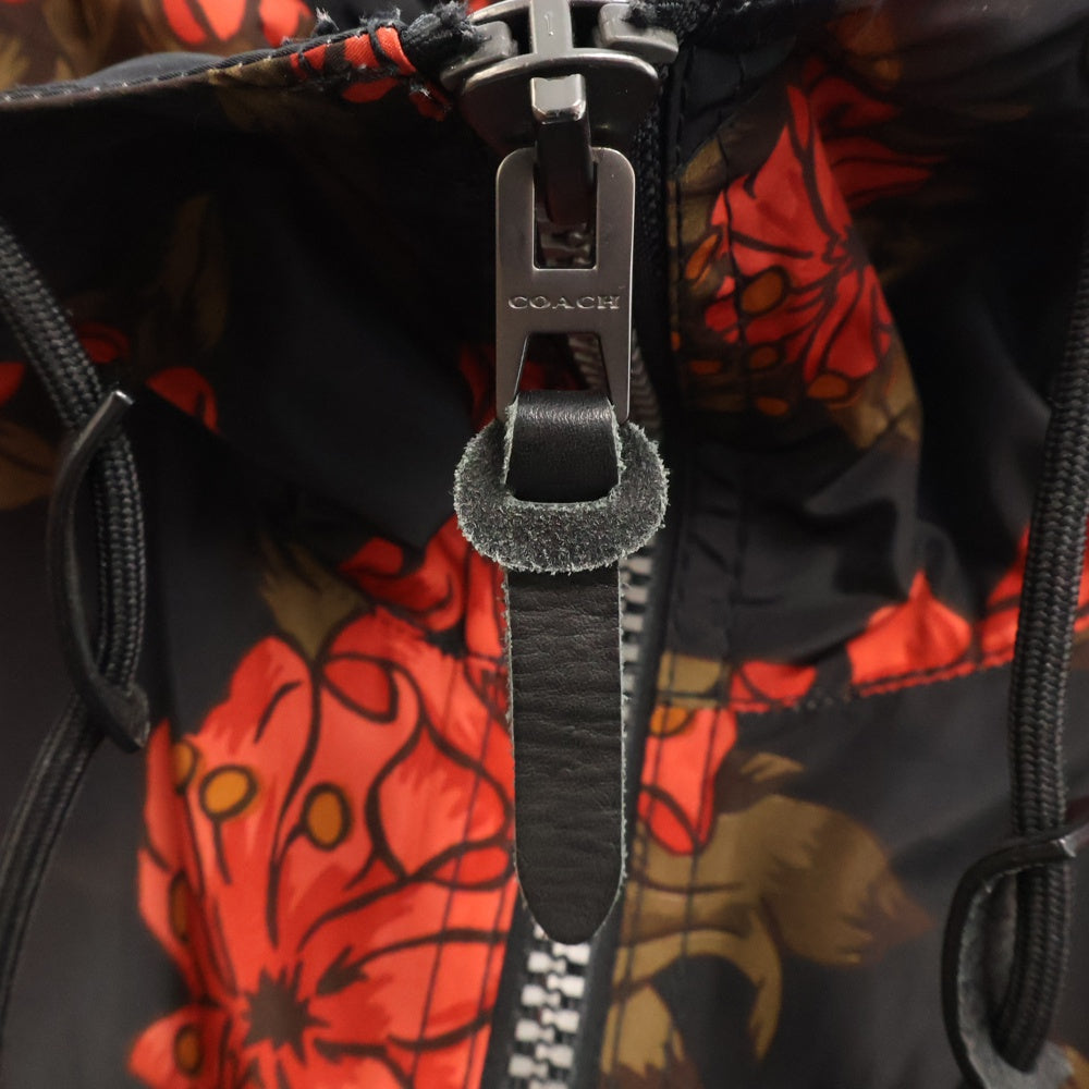 COACH(コーチ) フラワー総柄 ジップアップ フーデッド ナイロン マウンテンパーカー ジャケット ブラック/レッド F26812