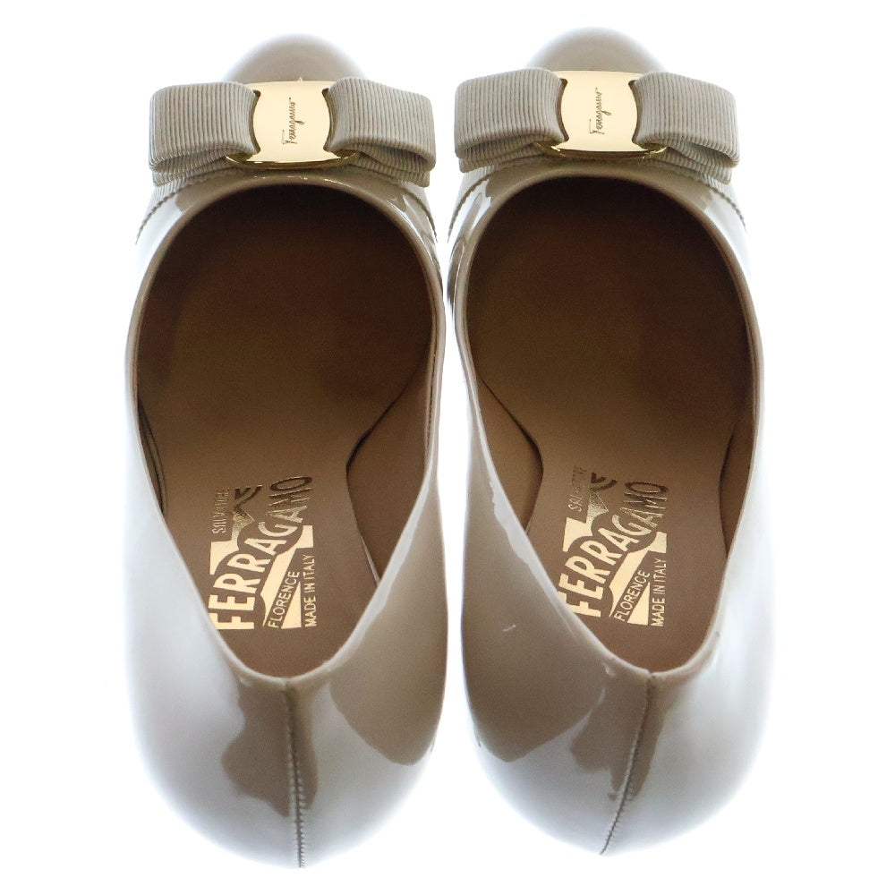 Salvatore Ferragamo(サルヴァトーレ フェラガモ) ヴァラリボン ヒールパンプス パテントレザー アイボリー レディース