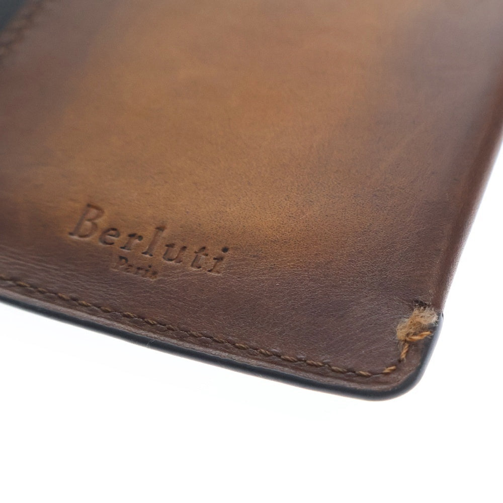 Berluti(ベルルッティ) ベネチアンレザー カリグラフィ パスポートケース 小物 ブラウン