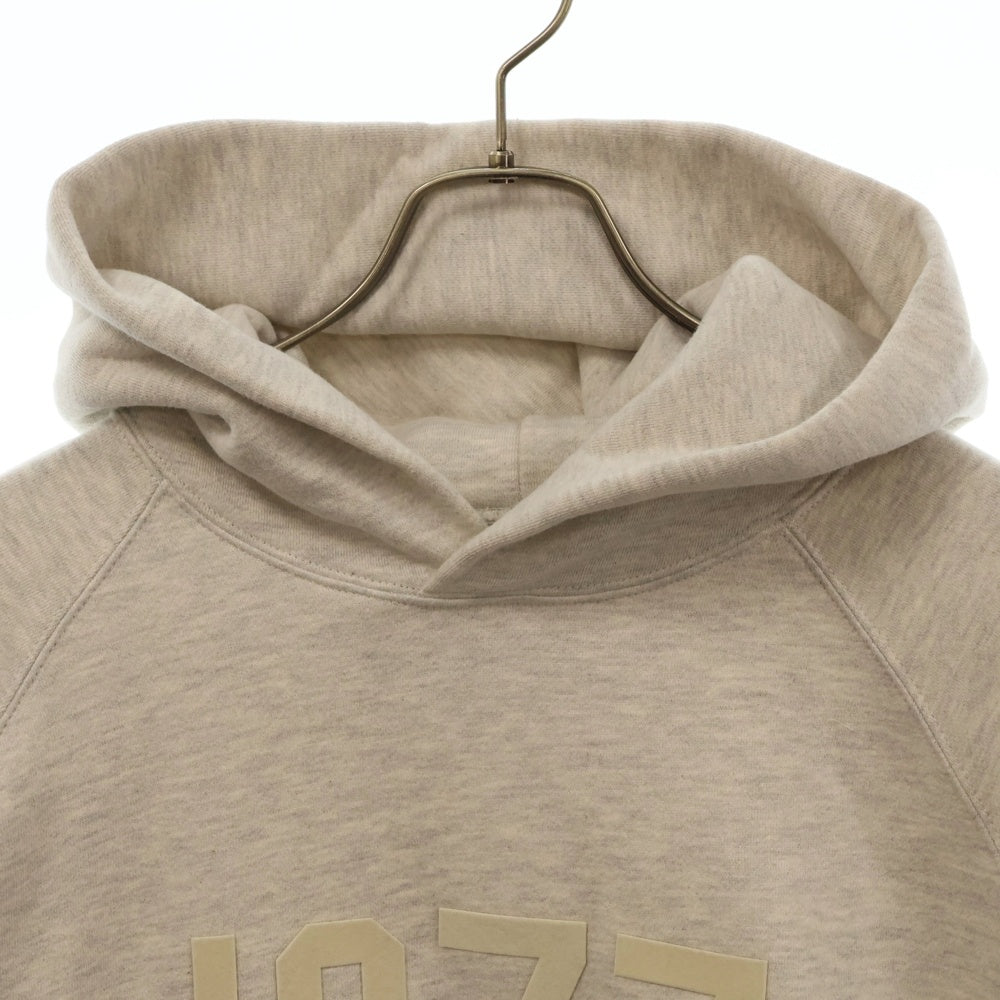 FEAR OF GOD ESSENTIALS(フィアオブゴッド エッセンシャルズ) 22AW 1977 フェルトロゴプルオーバーパーカー グレー