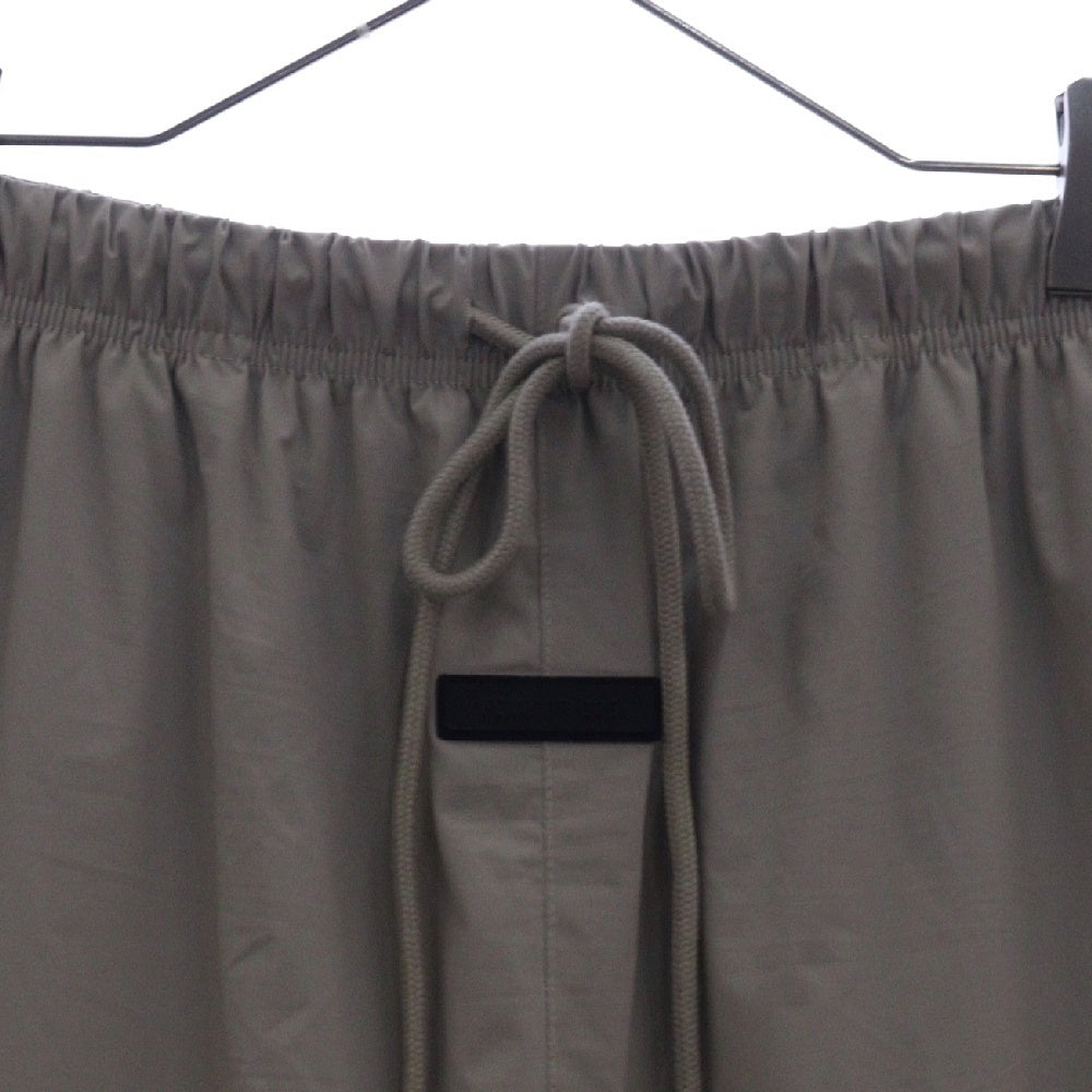 FEAR OF GOD ESSENTIALS(フィアオブゴッド エッセンシャルズ) NYLON SHORT PANTS ラバーロゴ ナイロンハーフパンツ ショーツ ベージュ
