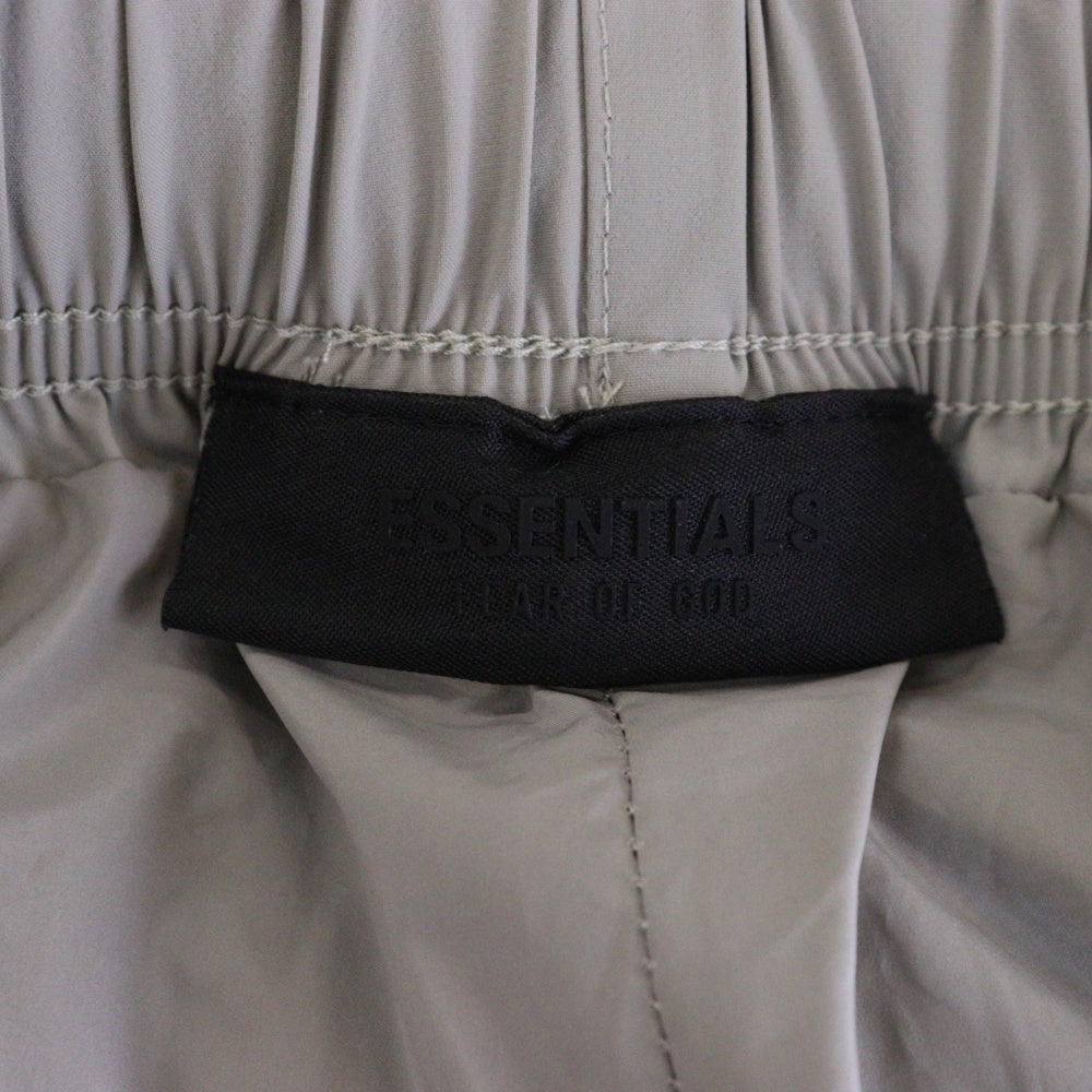 FEAR OF GOD ESSENTIALS(フィアオブゴッド エッセンシャルズ) NYLON SHORT PANTS ラバーロゴ ナイロンハーフパンツ ショーツ ベージュ