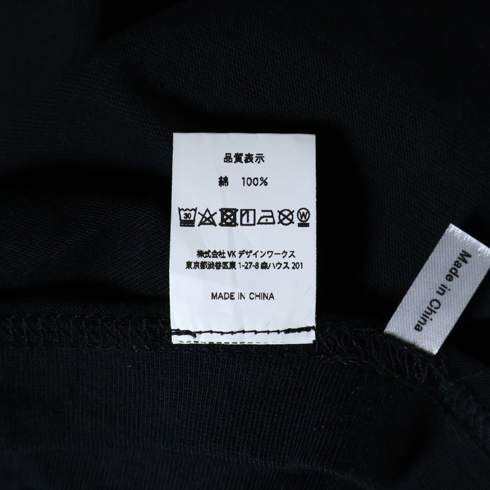 VERDY(ベルディ) ×G-DRAGON UBERMENSCH FAM VICK T-SHIRT ジードラゴン ウーバーメンシュ ファム ヴィック プリント クルーネック 半袖Tシャツ カットソー ブラック