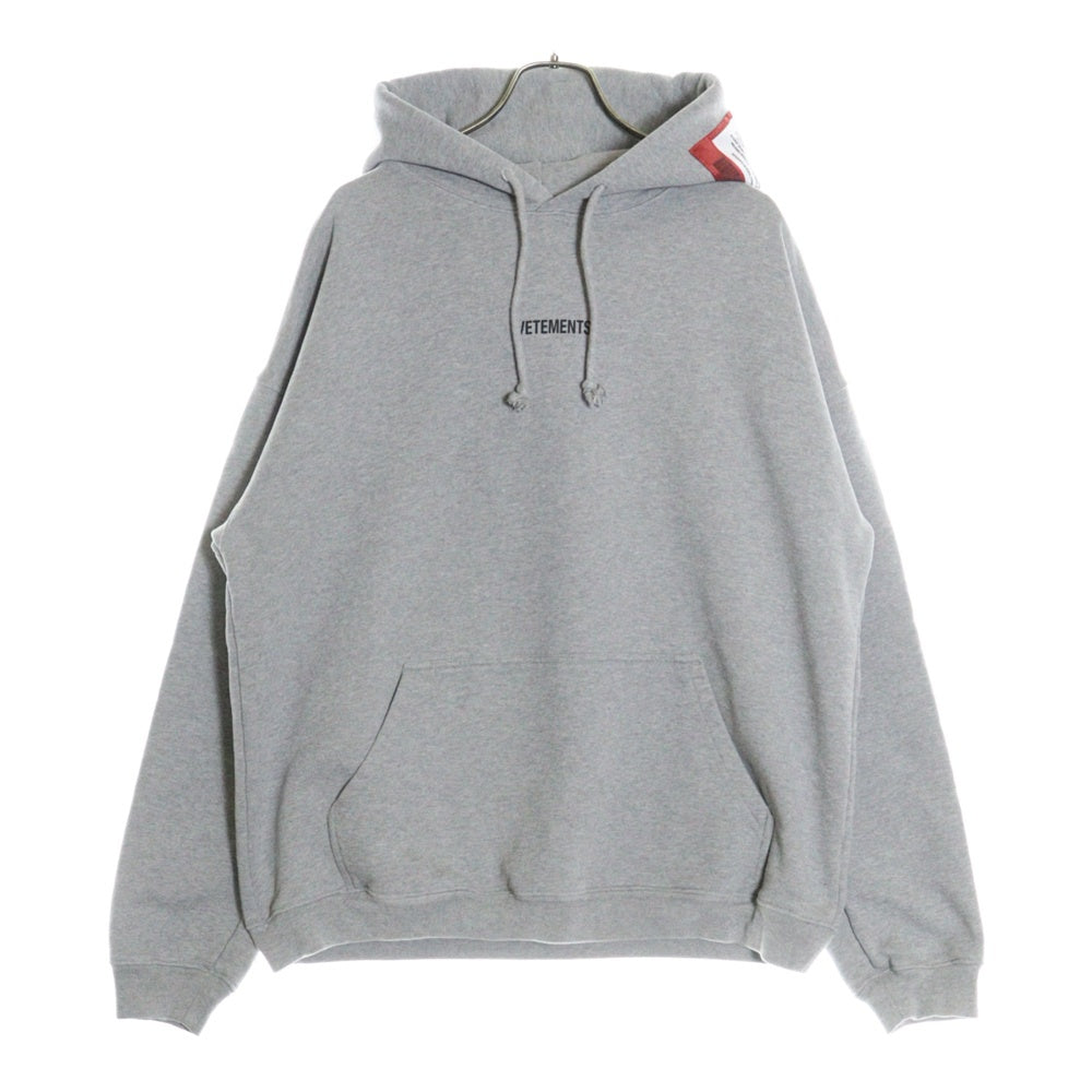 VETEMENTS(ヴェトモン) オーバーサイズ ロゴラベル付き プルオーバーパーカー グレー UE51TR550G