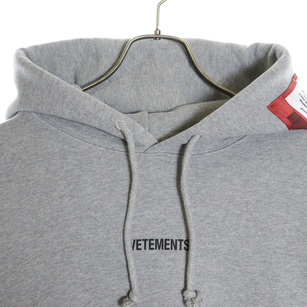 VETEMENTS(ヴェトモン) オーバーサイズ ロゴラベル付き プルオーバーパーカー グレー UE51TR550G