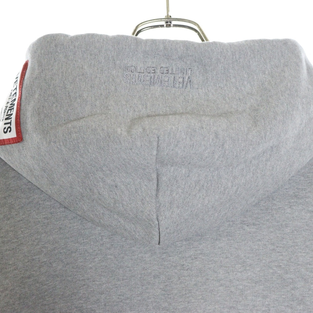 VETEMENTS(ヴェトモン) オーバーサイズ ロゴラベル付き プルオーバーパーカー グレー UE51TR550G