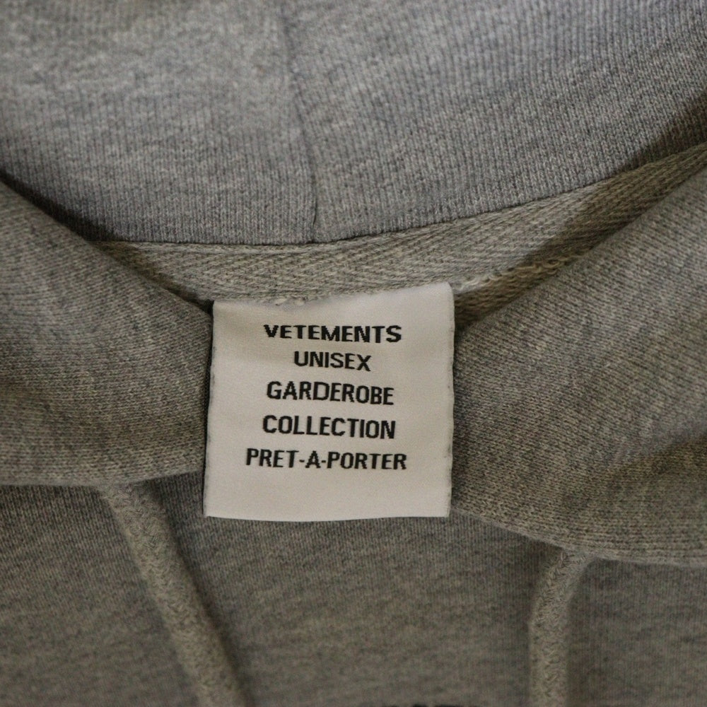 VETEMENTS(ヴェトモン) オーバーサイズ ロゴラベル付き プルオーバーパーカー グレー UE51TR550G