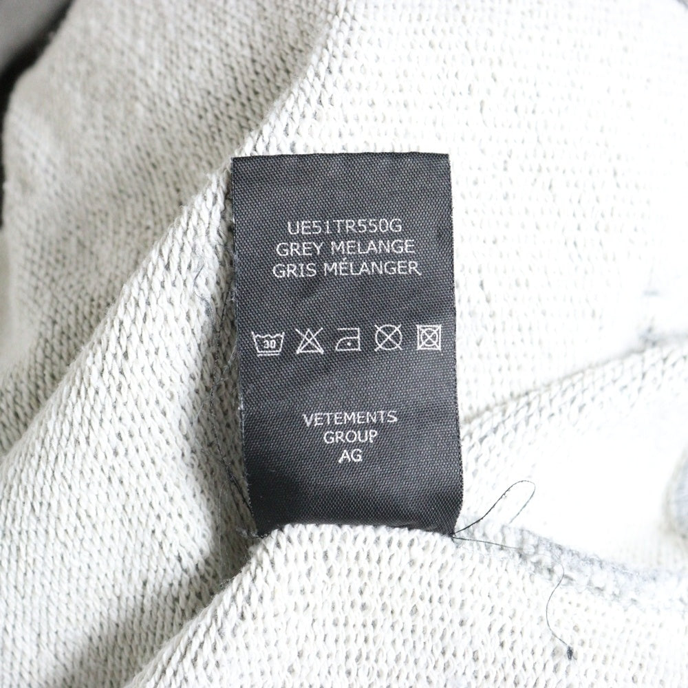 VETEMENTS(ヴェトモン) オーバーサイズ ロゴラベル付き プルオーバーパーカー グレー UE51TR550G
