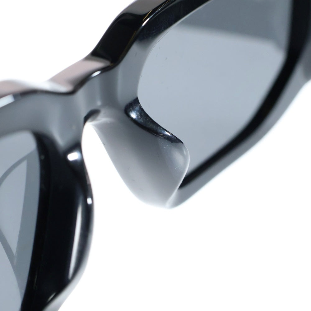 PRADA(プラダ) トライアングルプレート スクエアシェイプ セルフレームサングラス SPR 09Z-F ブラック