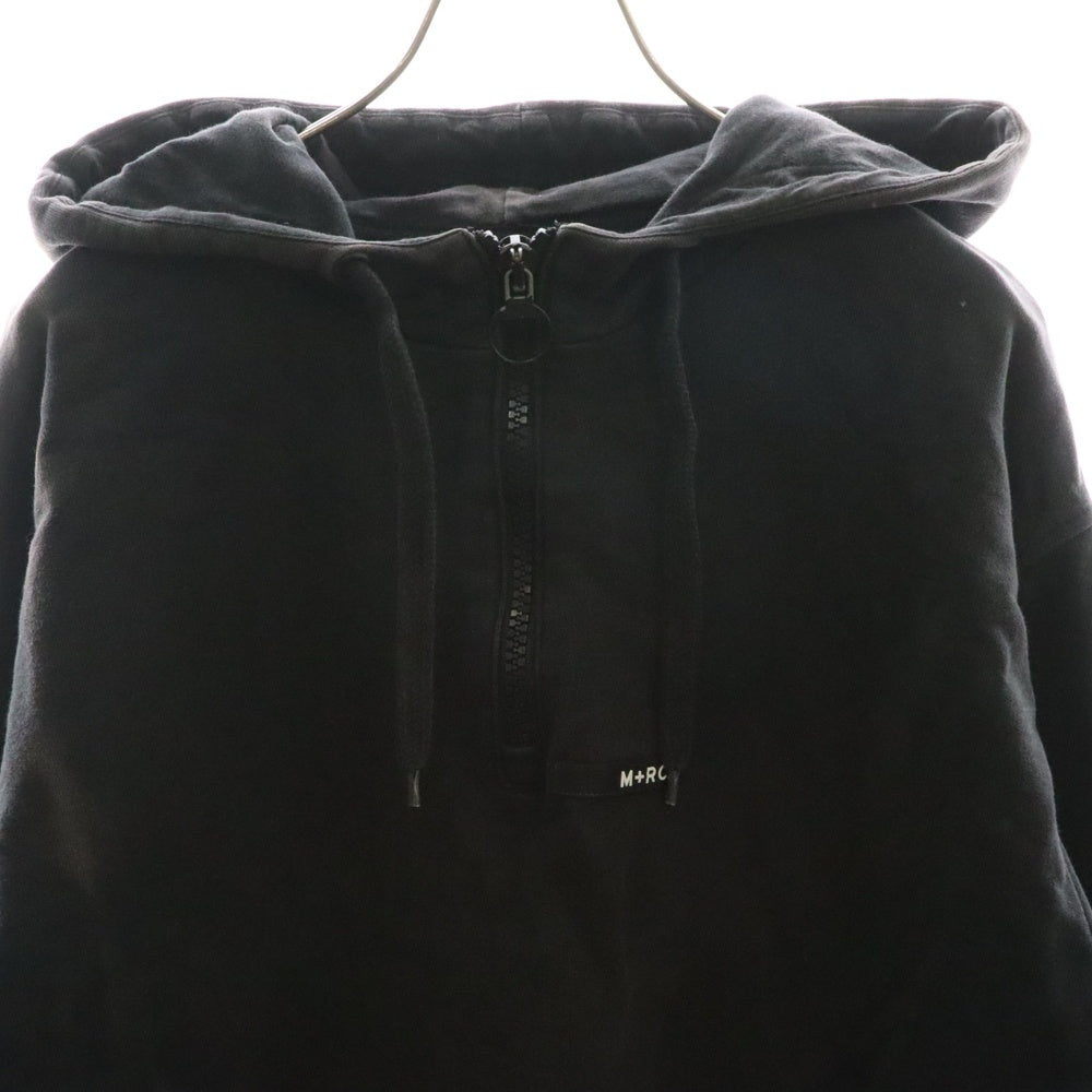 M+RC NOIR(マルシェノア) フロントロゴテープ ハーフジップパーカー ブラック