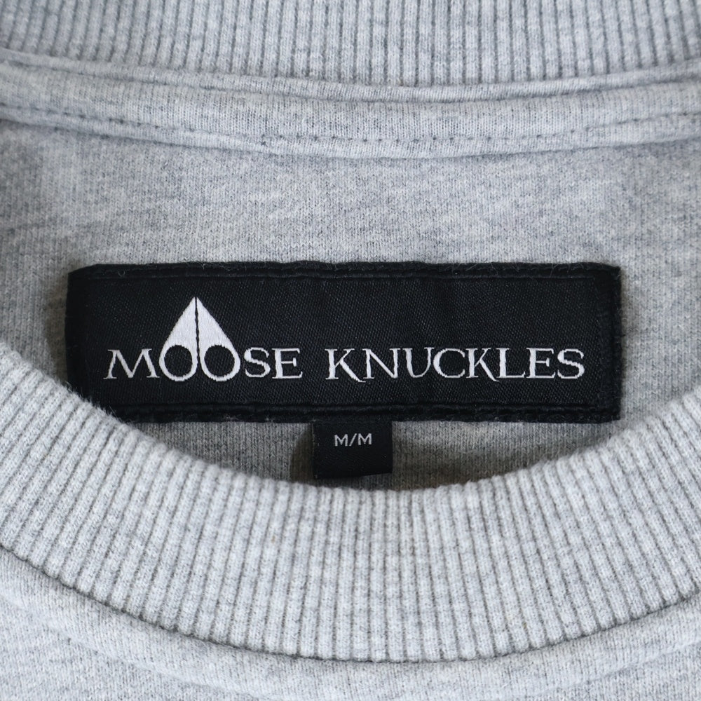 MOOSE KNUCKLES(ムースナックルズ) ロゴプリントクルーネックスウェットトレーナー グレー